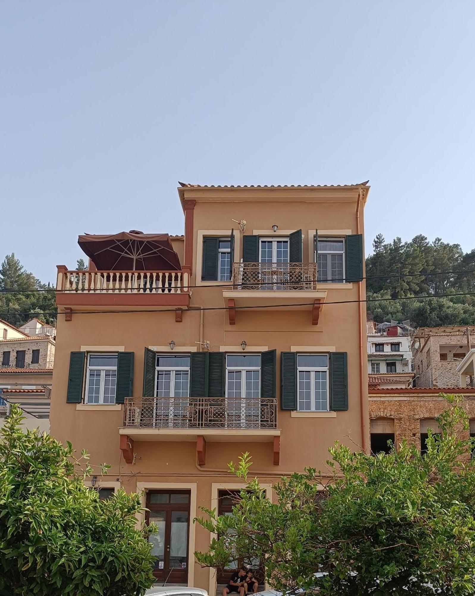 Amfitrion City Gythio Esterno foto